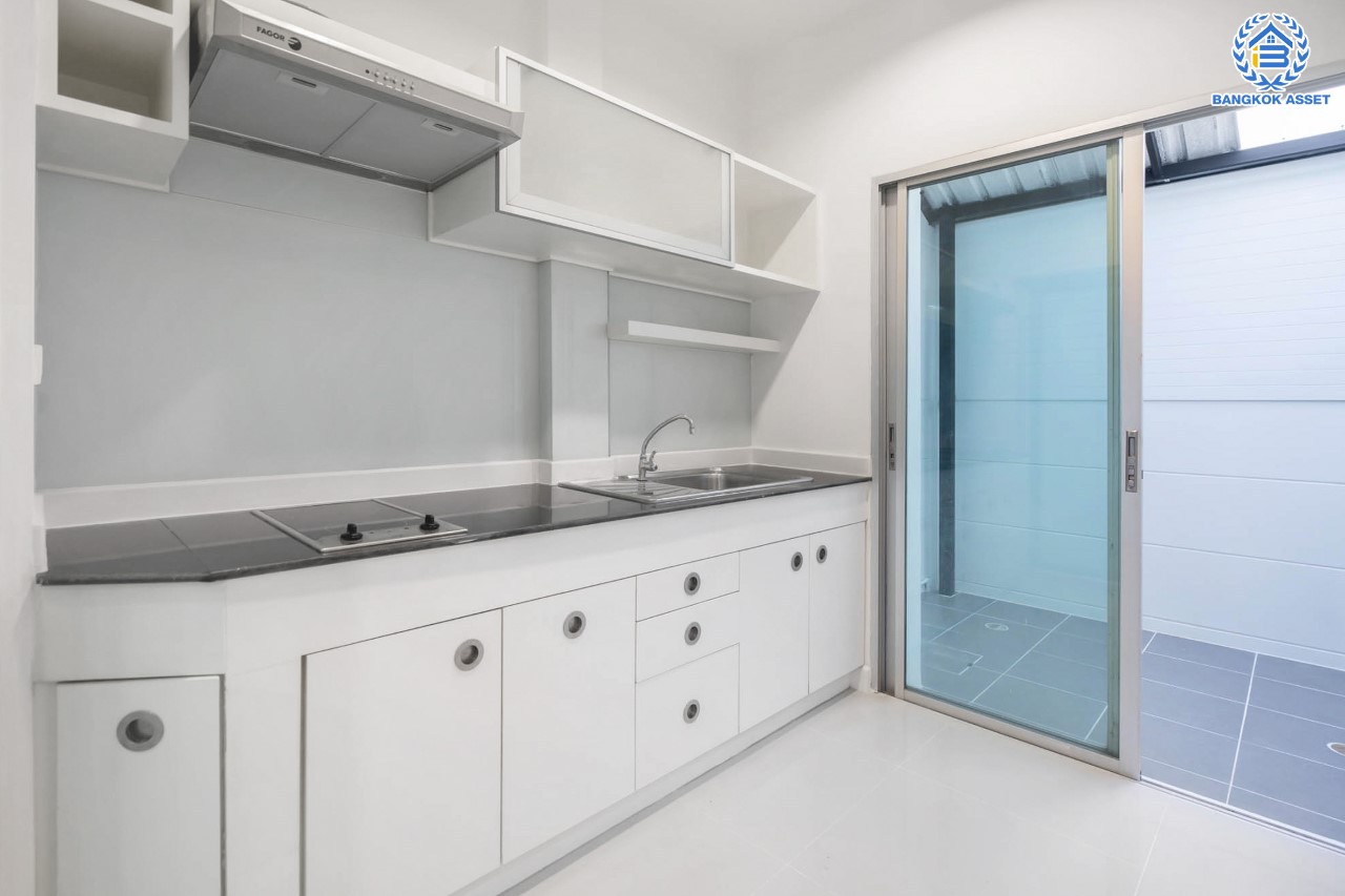 บ้านมือสองตกแต่งใหม่ ม.วิสต้าปาร์ค แจ้งวัฒนะ ทาวน์โฮม 3 ชั้น บนเนื้อที่ 22.8 ตร.ว. ฟังก์ชัน 3 ห้องนอน 3 ห้องน้ำ Master Bedroom เชื่อมต่อ Walk in Closet พร้อม Built-in ตู้เสื้อผ้าดีไซน์เรียบหรู บนทำเลโซนเมือง ใกล้ทางด่วน และเซ็นทรัลแจ้งวัฒนะ และเพียง 10 นาทีถึง รถไฟฟ้า "สถานีศูนย์ราชการนนทบุรี"